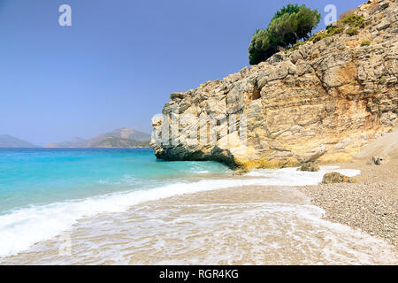 Große Schaum vor den Wellen, Meer, Strand, Big Mountain in der Mitte, plätschernden Wellen Stockfoto