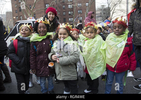 Drei Könige Day Parade in East Harlem, auch bekannt als Spanish Harlem ist ein lokales Ereignis, in der viele Schüler ebenfalls teilnehmen. Manhattan, New York City. Stockfoto