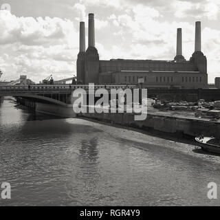 1950, historische Ansicht von Battersea Power Station bei Nine Elms, Battersea am Südufer der Themse, London, England, das Kohlekraftwerk war in der Tat zwei Kraftwerke in einem einzigen Gebäude, Battersea war eine in den 1930er Jahren und Battersea B zwischen 1953-1955 gebaut, mit sowohl auf eine fast identische Design gebaut, die die legendären vier - Schornstein Struktur im Bild zu sehen. Von dem berühmten Architekten erstellt, Sir Giles Gilbert Scott, der Bau begann im Jahre 1929 und es wurde zu einem der größten Backsteinbauten in der Welt. Es wurde schließlich 1983 stillgelegt. Stockfoto