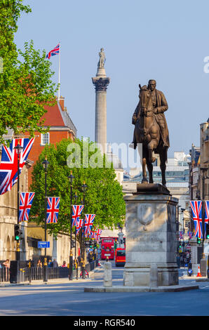 Großbritannien, England, London, Whitehall und Nelson's Column auf dem Trafalgar Square, Union Jack Flags Stockfoto