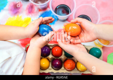 Kind halten frisch Osterei in seinen Händen farbige Stockfoto