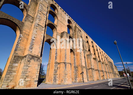 Detail der historischen Aquädukt kontrastierenden sauber blue sky Stockfoto