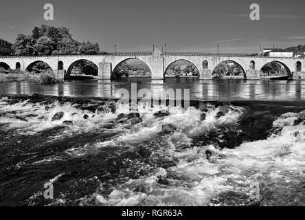 Seite Blick auf die Mittelalterliche steinerne Brücke mit Bögen Stockfoto