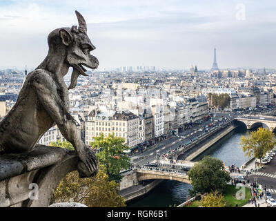 Einer der Berühmtesten chimera Statuen der Kathedrale Notre-Dame de Paris, die Stadt der Türme Galerie. Stockfoto