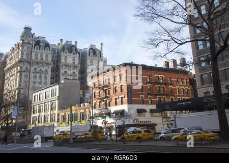 Morgen den Verkehr in der Innenstadt am Broadway entlang der Upper West Side von Manhattan bei W. 75th Street New York City. Stockfoto