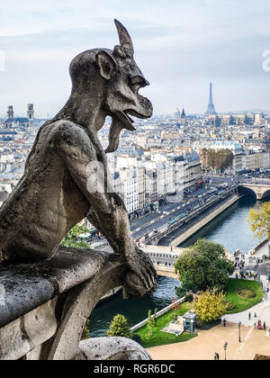 Einer der Berühmtesten chimera Statuen der Kathedrale Notre-Dame de Paris, die Stadt der Türme Galerie. Stockfoto