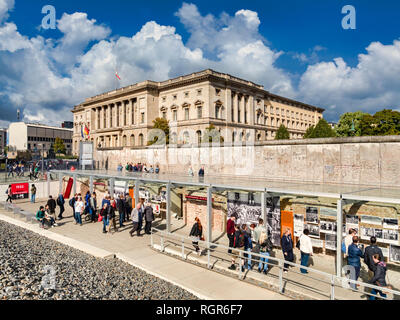 22. September 2018: Berlin, Deutschland - Touristen Sightseeing in einem geschützten Abschnitt der Berliner Mauer an der Topographie des Terrors, auf Niederkirchnerstrasse Stockfoto