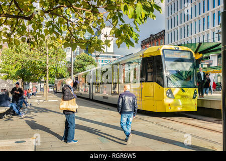 2. November 2018: Manchester, UK-Metrolink Tram auf dem Petersplatz im Herbst Sonnenschein. Stockfoto