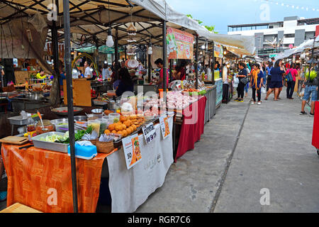 Ständer mit landestypischen Speisen, Chillva Markt, Phuket, Thailand Stockfoto