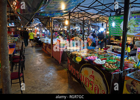 Ständer mit landestypischen Speisen, Chillva Markt, Phuket, Thailand Stockfoto