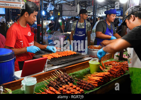 Ständer mit landestypischen Speisen, Chillva Markt, Phuket, Thailand Stockfoto