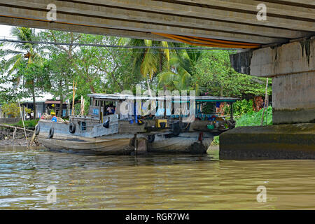 Can Tho, Vietnam - am 31. Dezember 2017. Haus Boote unter einer Brücke in Can Tho Stockfoto