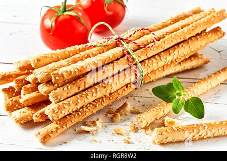 Bündel von grissini Grissini mit Tomaten auf weißem Hintergrund Stockfoto