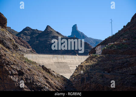 Behälter Dam-Presa Del Parralillo in Bergen, Höhe 53 m in Gran Canaria, Spanien, Stockfoto