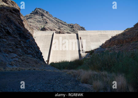 Behälter Dam-Presa Del Parralillo in Bergen, Höhe 53 m in Gran Canaria, Spanien, Stockfoto