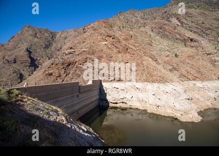 Behälter Dam-Presa Del Parralillo in Bergen, Höhe 53 m in Gran Canaria, Spanien, Stockfoto