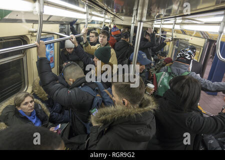 Überfüllte u-bahn mit nur Stehplätze in Brooklyn, NY während der morgendlichen Rush hour in New York City. Stockfoto