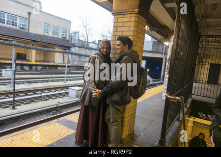 Junge Muslimische amerikanisches Paar wartet auf einer U-Bahn bei der 4th Avenue erhöhten Station in Brooklyn, New York. Stockfoto