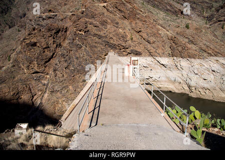 Nach oben von Dam-Presa Del Parralillo in Bergen, Höhe 53 m in Gran Canaria, Spanien, Stockfoto