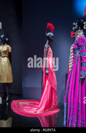 V&A, London, UK 30 Jan 2019 Christian Dior: Designer der Träume zeichnet die Geschichte und die Auswirkungen von einer der einflussreichsten des 20. Jahrhunderts couturiers Stockfoto