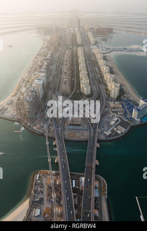 DUBAI, VAE - 16. Februar 2018: Luftaufnahme der Palm Jumeirah in Dubai, UAE in der Dämmerung Stockfoto