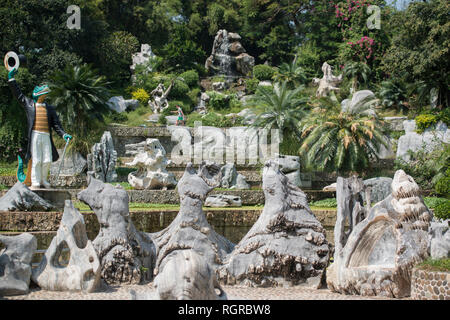 Eine steinerne Skulptur an der Millionen Jahre Stein Garten in der Nähe der Stadt Pattaya in der Provinz Chonburi in Thailand. Thailand, Pattaya, November 2018 Stockfoto