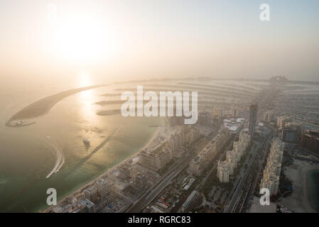 DUBAI, VAE - 16. Februar 2018: Luftaufnahme von modernen Wolkenkratzern und Strand von Jumeirah Beach Residence (JBR) bei Sonnenuntergang in Dubai, VAE Stockfoto