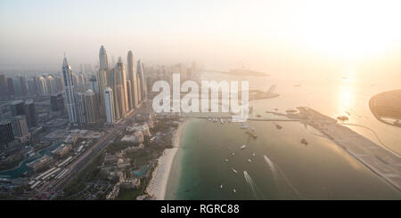DUBAI, VAE - 16. Februar 2018: Luftaufnahme der Palm Jumeirah in Dubai, UAE in der Dämmerung Stockfoto