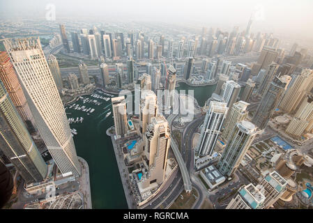 DUBAI, VAE - 16. Februar 2018: Luftaufnahme der Yachthafen von Dubai, Vereinigte Arabische Emirate Stockfoto