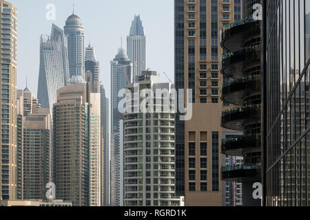 DUBAI, VAE - Februar 15, 2018: Blick auf die modernen Wolkenkratzer im Morgenlicht im Yachthafen von Dubai, VAE Stockfoto