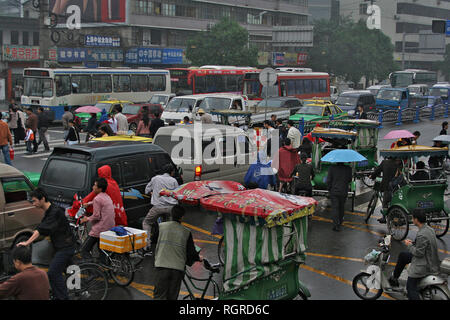 CHENGDU, CHINA - 23. SEPTEMBER: Blick auf den starken Verkehr Stau in Stockfoto