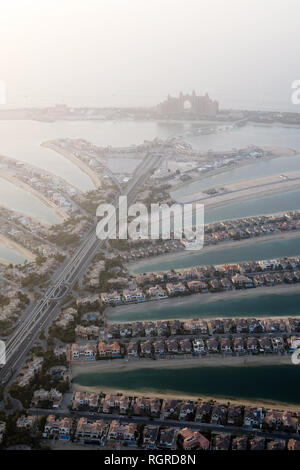 DUBAI, VAE - 16. Februar 2018: Luftaufnahme der Palm Jumeirah in Dubai, UAE in der Dämmerung Stockfoto