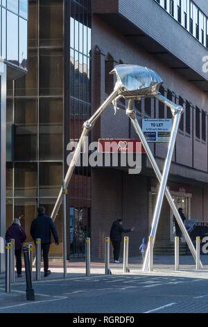 Die sieben Meter hohe Skulptur eines Martian Stativ aus Krieg der Welten, Teil der HG Wells Heritage Trail in Woking, Surrey, Großbritannien Stockfoto