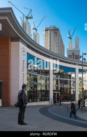 Die Wolsey Place Shopping Mall in Jubilee Square in Woking Stadtzentrum mit der hohe Anstieg Victoria Square Baustelle und neuen Tower Blocks Stockfoto