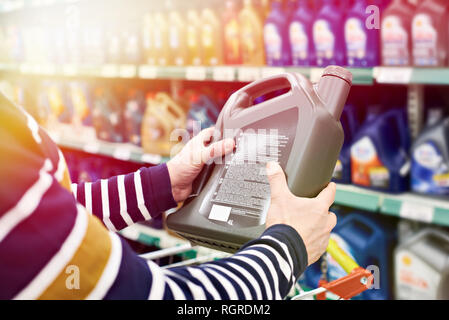 Männliche Käufer Öl für Auto Motor in Store Stockfoto