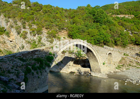 Osmanische Steinbogenbrücke Ura e Katiut, Fluss Lengarica, Benja, Albanien Stockfoto