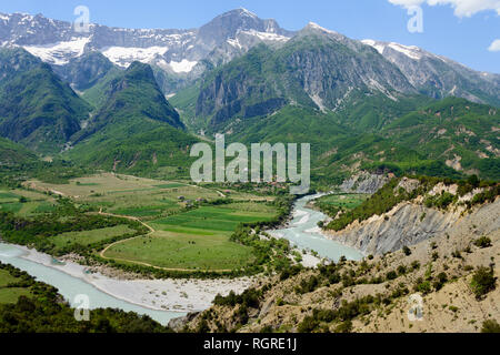 Fluss Vjosa in der Nähe von Kanicol, SH 75, in den Bergen Nemeckes, Albanien Stockfoto