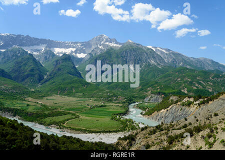 Fluss Vjosa in der Nähe von Kanicol, SH 75, in den Bergen Nemeckes, Albanien Stockfoto