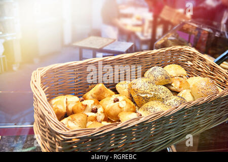 Frisch gebackene Brötchen im Korb in Bäckerei Stockfoto