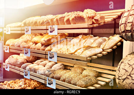 Frisches Brot in den Regalen in einer Bäckerei Stockfoto