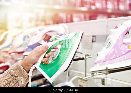 Der Käufer wählt die Eisen im Store Stockfoto