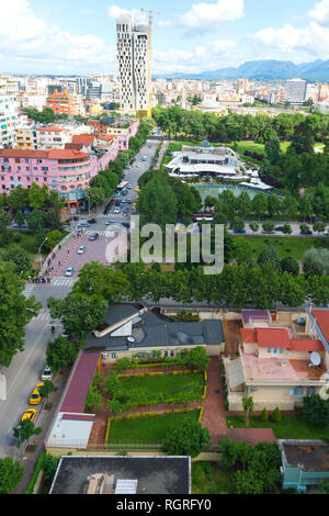 Blick über die Innenstadt von Tirana, Rinia Park, Taivani center und neue Wolkenkratzer, Tirana, Albanien Stockfoto