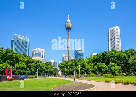 Sydney, Australien - 5. Januar 2019: Sydney Tower und den Hyde Park. Sydney Tower, dem höchsten Gebäude in dieser Stadt, und der Hyde Park ist der älteste Publi Stockfoto