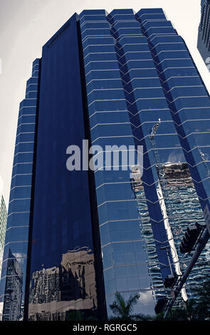 Miami, USA - 30. Oktober 2015: Turm Gebäude mit Glasfassade an blauen Himmel. Architektur und Design. Erfolg und Zukunft Konzept. Gewerbliche Immobilien oder Immobilien. Stockfoto