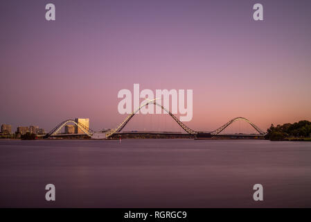 Matagarup Brücke in Perth, Australien in der Dämmerung Stockfoto