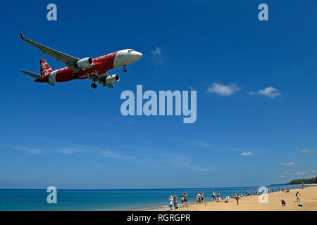 Flugzeug der Gesellschaft Air Asia, Landeanflug, Mai Kao Beach, Phuket, Thailand Stockfoto