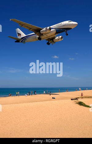 Flugzeug der Gesellschaft Bangkok Air, Landeanflug, Mai Kao Beach, Phuket, Thailand Stockfoto