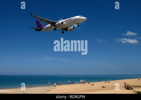 Flugzeug der Gesellschaft Lächeln Luft, Landeanflug, Mai Kao Beach, Phuket, Thailand Stockfoto
