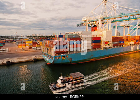 Miami, USA - 01. März 2016: cargo Schiff und Boot in Maritime Container Port. Sea Port oder Terminal mit Containern und Kränen an bewölkten Himmel. Geschäfts- und Konzept. Stockfoto