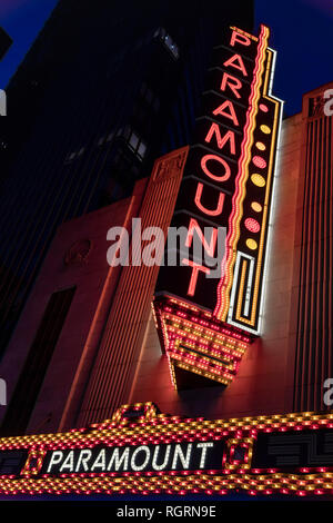 Leuchtreklamen im Paramount Theater und Kino in der Nacht in Boston. Stockfoto